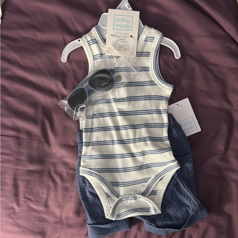 Baby bodysuit with matching shorts and sunglasses